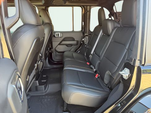 Used 2025 Jeep Wrangler Unlimited Sahara AWD/4WD image 13