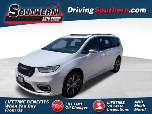 Used 2022 Chrysler Pacifica Pinnacle image 1