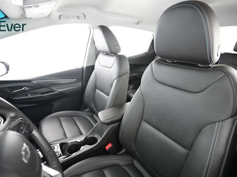 Used 2023 Chevrolet Bolt LT w/ Infotainment Package FWD image 4