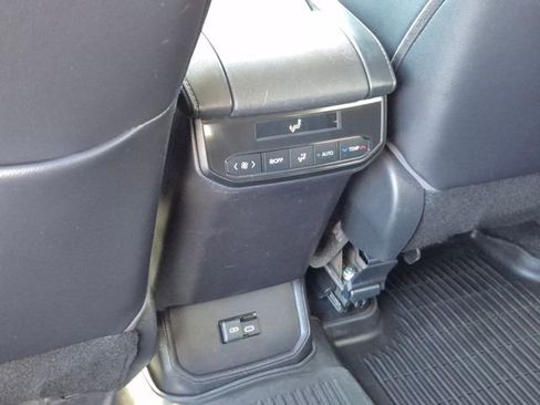 Used 2023 Toyota Highlander XLE image 17