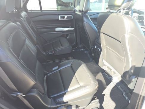 Used 2022 Ford Explorer XLT w/ Equipment Group 202A image 5