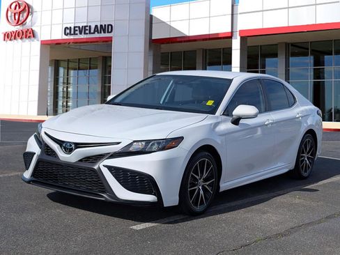 Used 2024 Toyota Camry SE image 4