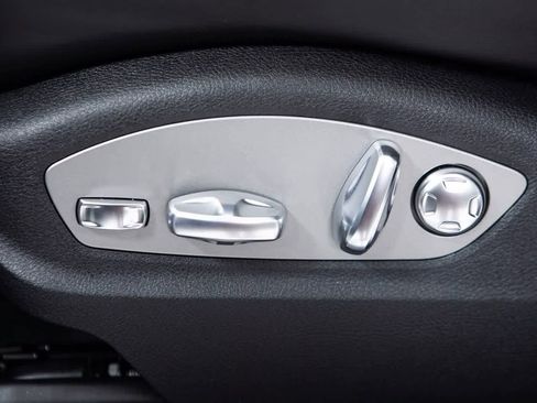 Certified 2026 Porsche Macan AWD/4WD image 26