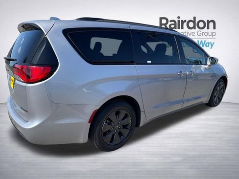 Used 2019 Chrysler Pacifica Touring-L w/ S Appearance Package FWD image 7