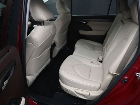 Used 2020 Toyota Highlander Limited FWD image 12