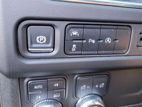 Used 2024 GMC Yukon SLT image 31