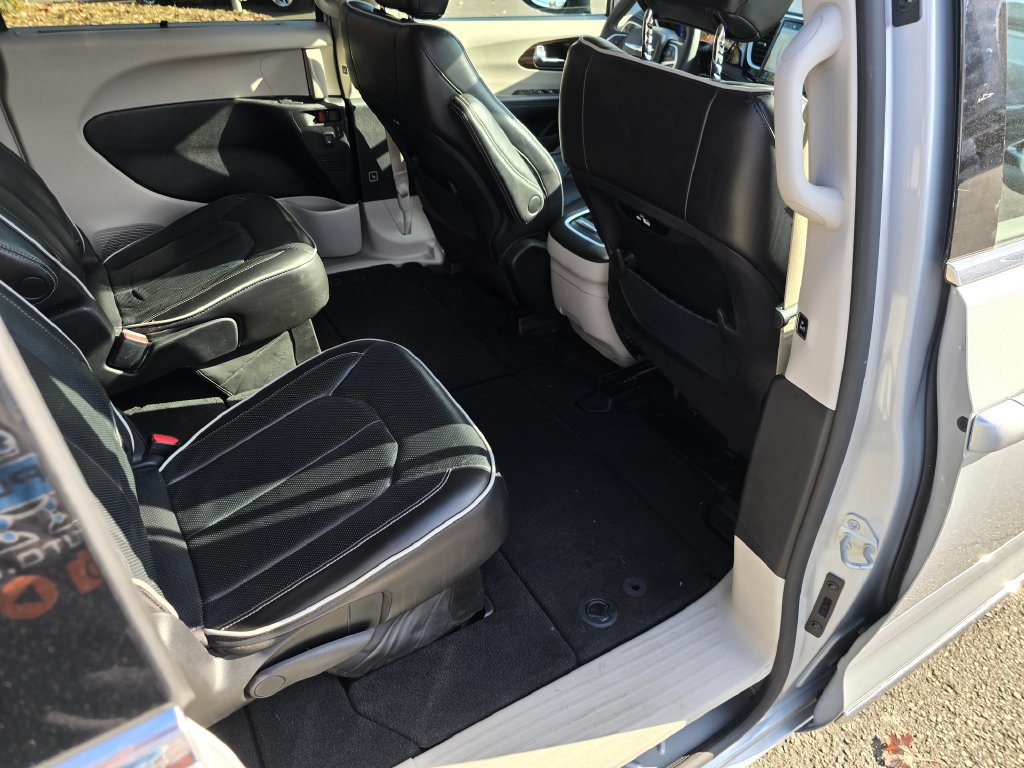Used 2023 Chrysler Pacifica Limited FWD image 13