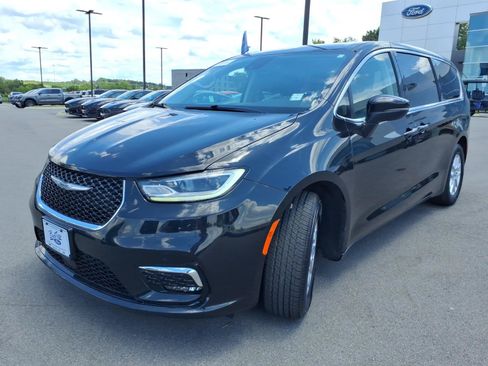 Used 2023 Chrysler Pacifica Touring-L FWD image 7