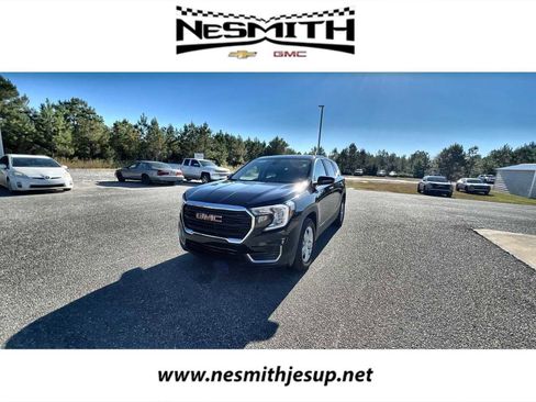 Used 2024 GMC Terrain SLE image 1