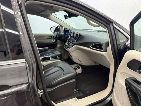 Used 2023 Chrysler Pacifica Touring-L FWD image 15