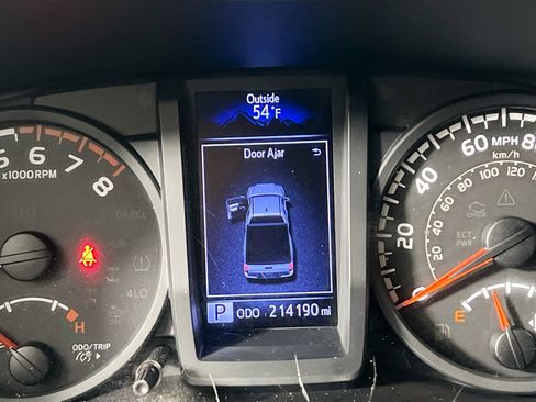 Used 2018 Toyota Tacoma SR image 23