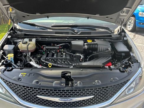 Used 2017 Chrysler Pacifica Touring-L w/ Tire & Wheel Group FWD image 54