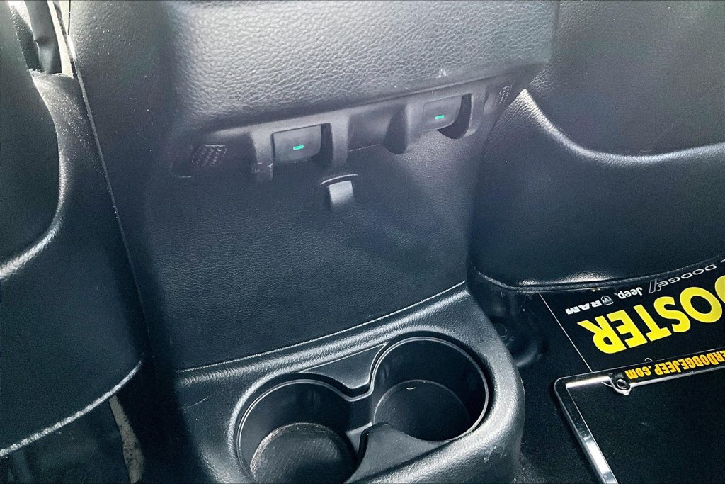 Used 2018 Jeep Wrangler Unlimited Sahara w/ Connectivity Group AWD/4WD image 11