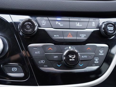 Certified 2024 Chrysler Pacifica Touring-L image 29