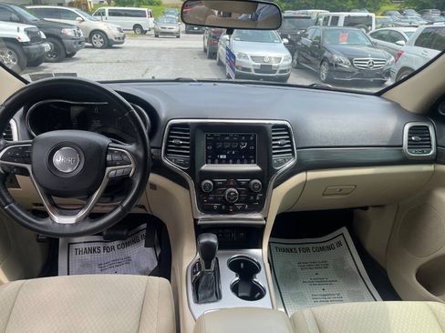 Used 2019 Jeep Grand Cherokee Laredo AWD/4WD image 23