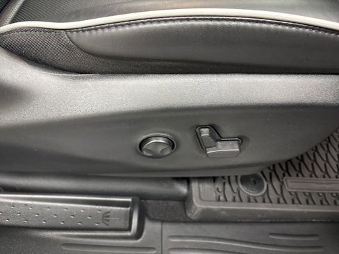 Used 2025 Chrysler Pacifica Limited image 11