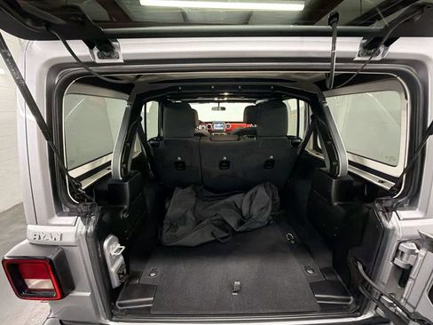 Used 2020 Jeep Wrangler Unlimited Rubicon w/ Cold Weather Group AWD/4WD image 23