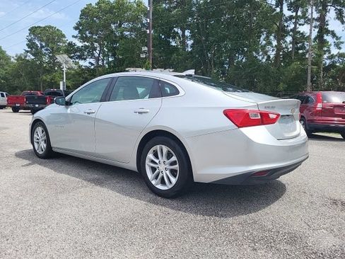 Used 2017 Chevrolet Malibu LT FWD image 3