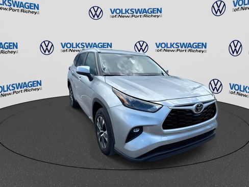 Used 2025 Toyota Highlander XLE FWD image 16