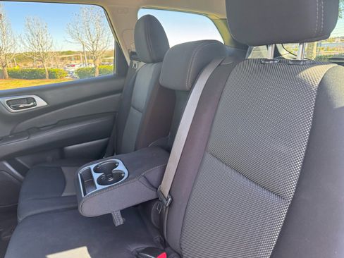 Used 2019 Nissan Pathfinder S image 13