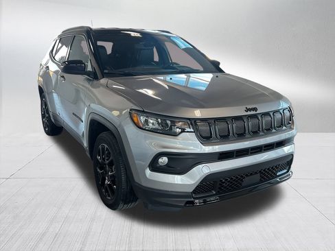 Used 2022 Jeep Compass Latitude image 3