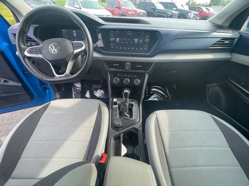 Used 2022 Volkswagen Taos SE w/ Panoramic Sunroof Package FWD image 3