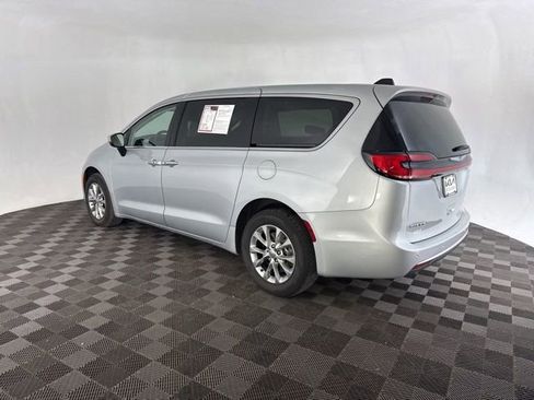 Used 2023 Chrysler Pacifica Touring-L image 9