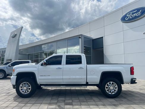Used 2019 GMC Sierra 2500 Denali w/ Duramax Plus Package AWD/4WD image 3