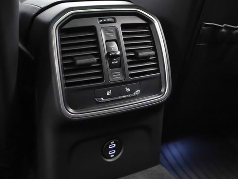 Certified 2025 Porsche Macan image 20