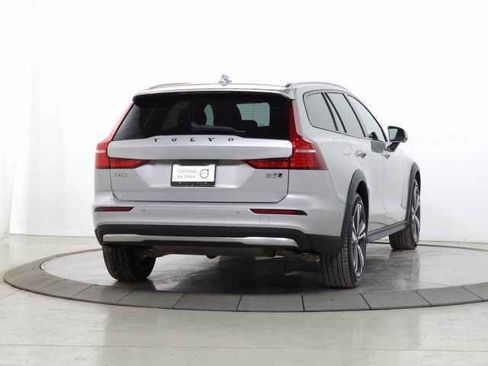 Used 2025 Volvo V60 B5 Cross Country Plus image 10