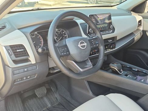 Used 2025 Nissan Rogue SV w/ SV Premium Package FWD image 37