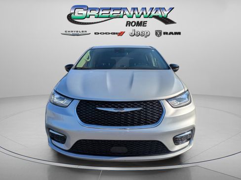 Used 2024 Chrysler Pacifica Touring-L image 3