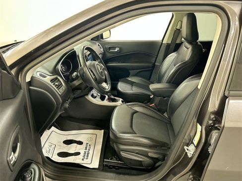 Used 2019 Jeep Compass Latitude image 9