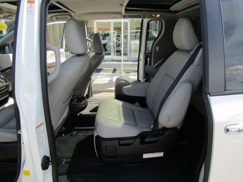 Used 2019 Toyota Sienna Limited FWD image 15
