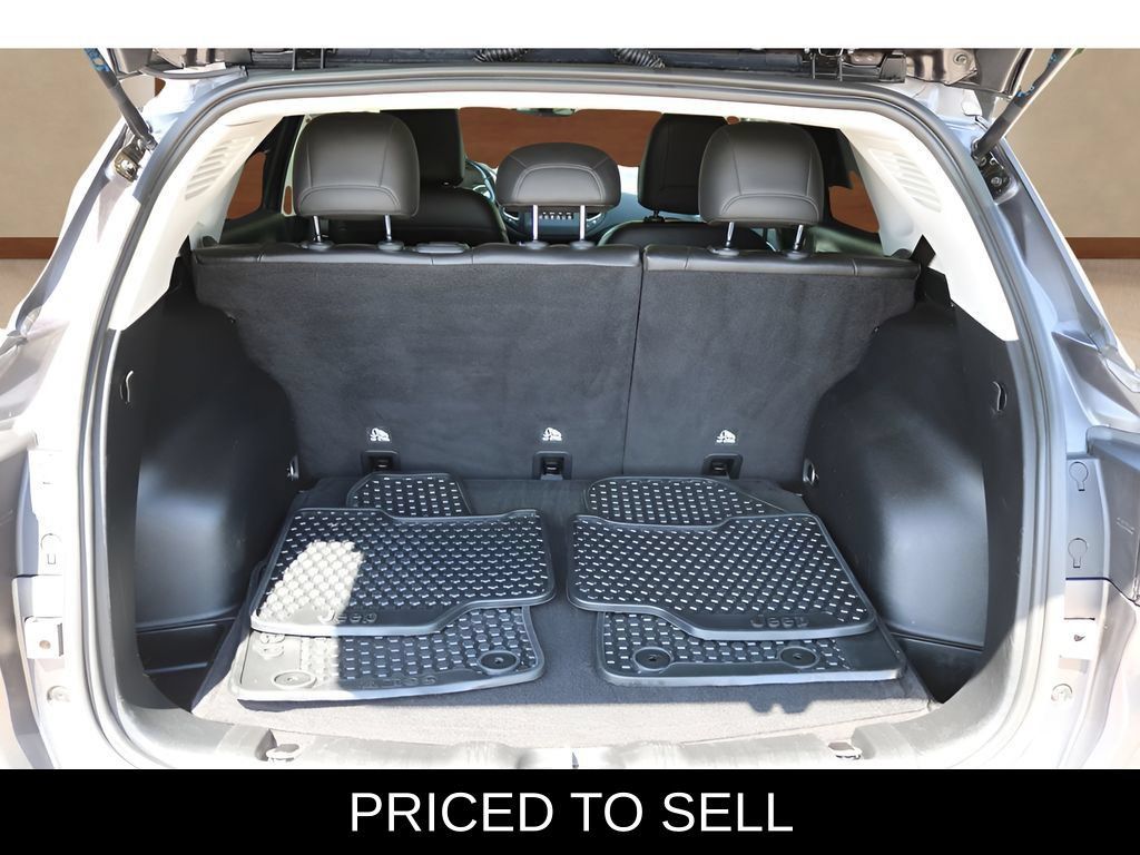Used 2021 Jeep Compass Latitude w/ Driver Assistance Group AWD/4WD image 16