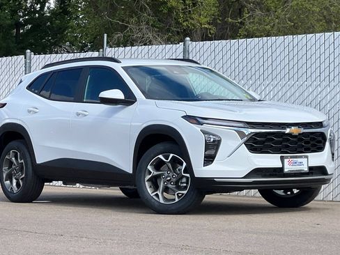 New 2026 Chevrolet Trax LT w/ LT Convenience Package FWD image 2