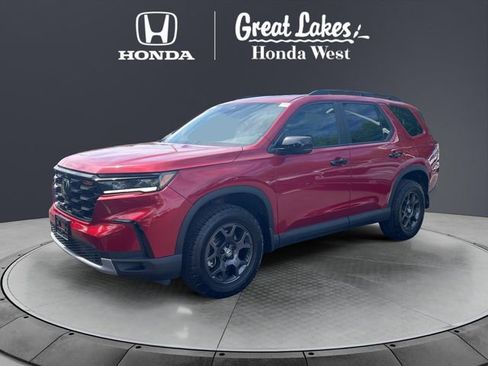 Used 2025 Honda Pilot TrailSport image 1