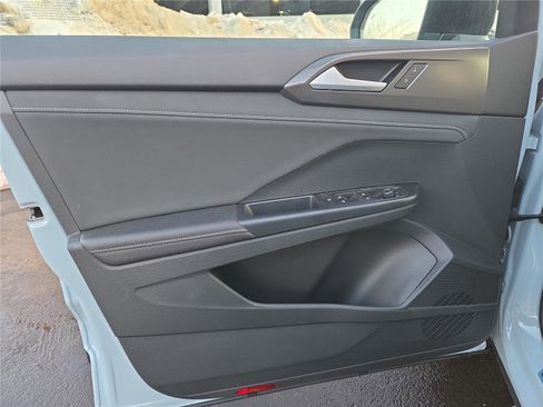 New 2026 Volkswagen Taos SE image 12