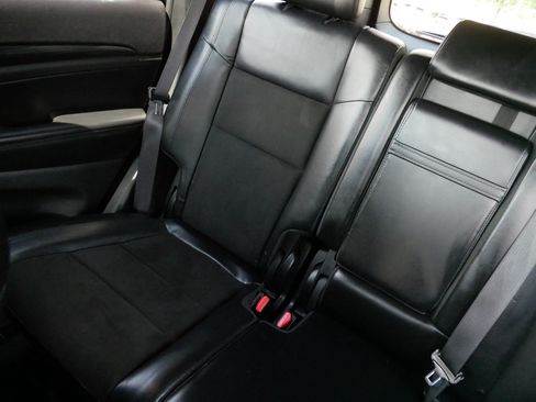 Used 2019 Jeep Grand Cherokee Altitude AWD/4WD image 12