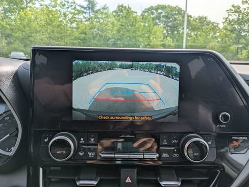 Used 2023 Toyota Highlander XLE AWD/4WD image 26