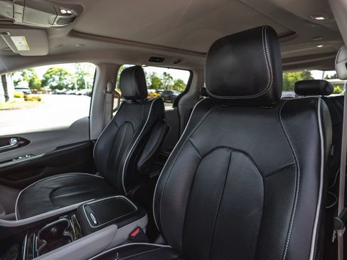 Used 2024 Chrysler Pacifica Limited FWD image 20