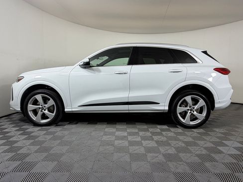 Used 2025 Audi Q5 Premium Plus w/ Premium Plus AWD/4WD image 2