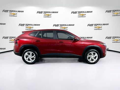 Used 2024 Chevrolet Trax LS w/ LS Convenience Package FWD image 8