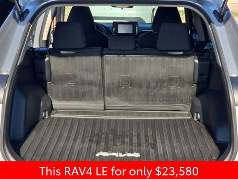 Used 2022 Toyota RAV4 LE image 17