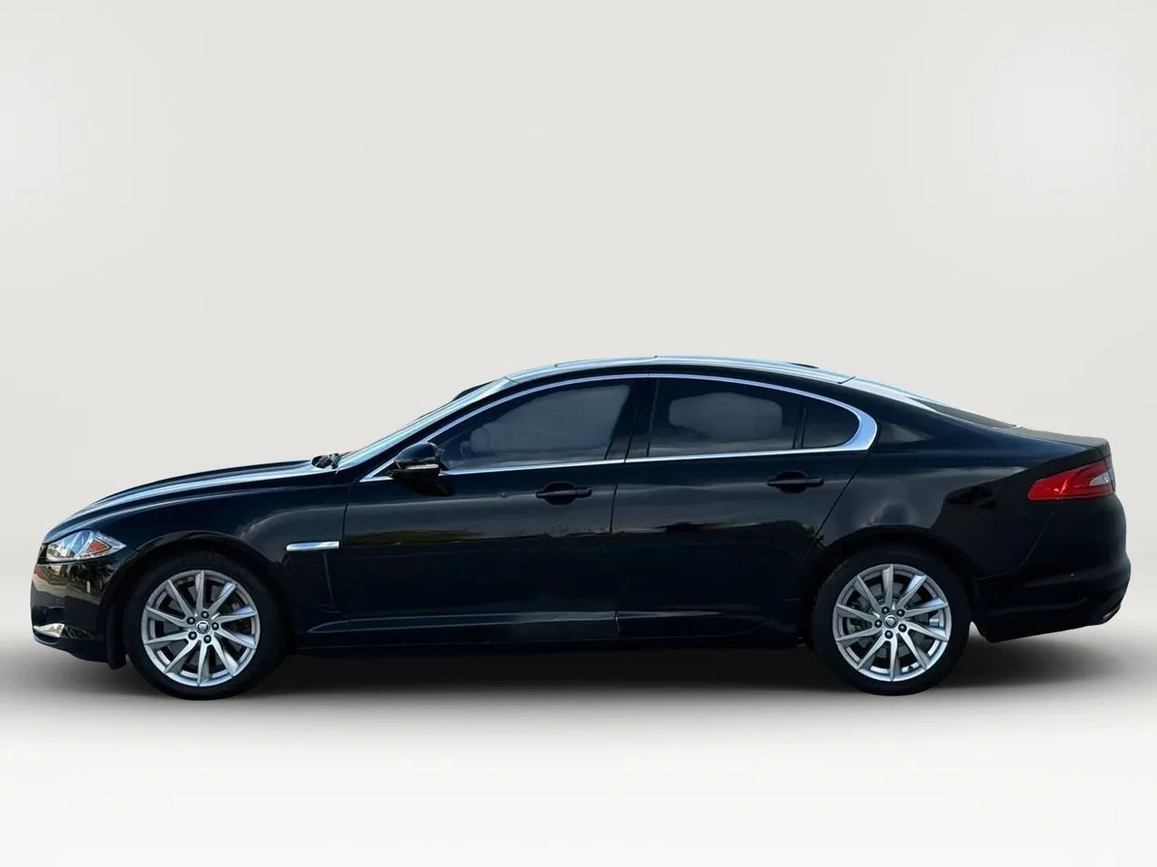 Used 2012 Jaguar XF RWD image 5