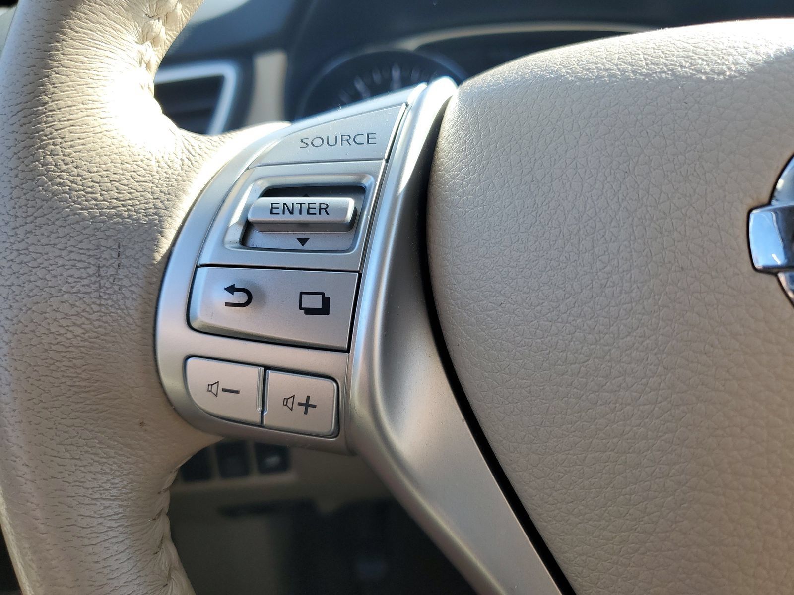 Used 2014 Nissan Rogue SL AWD/4WD image 22