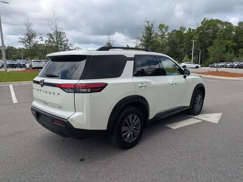 Used 2024 Nissan Pathfinder SV FWD image 3