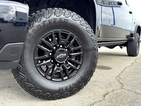 Used 2024 Chevrolet Silverado 2500 ZR2 image 2