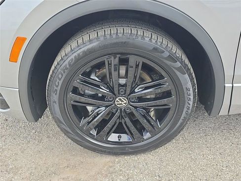 Used 2022 Volkswagen Tiguan SE R-Line image 10