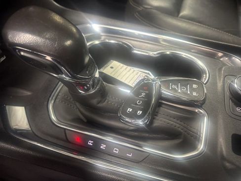 Used 2022 Chevrolet Traverse LT w/ LT Premium Package image 10